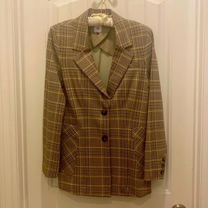 Cabi Plaid jacket in cream/brown/black with 2 buttons. 3 sleeve buttons.